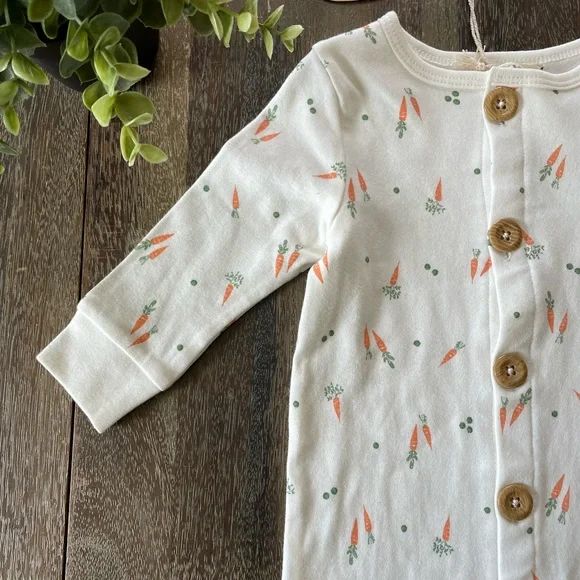 SOLD🥕 NWT Organic Cotton Carrot Long sleeve onesie with brown buttons - Picture 6 of 6
